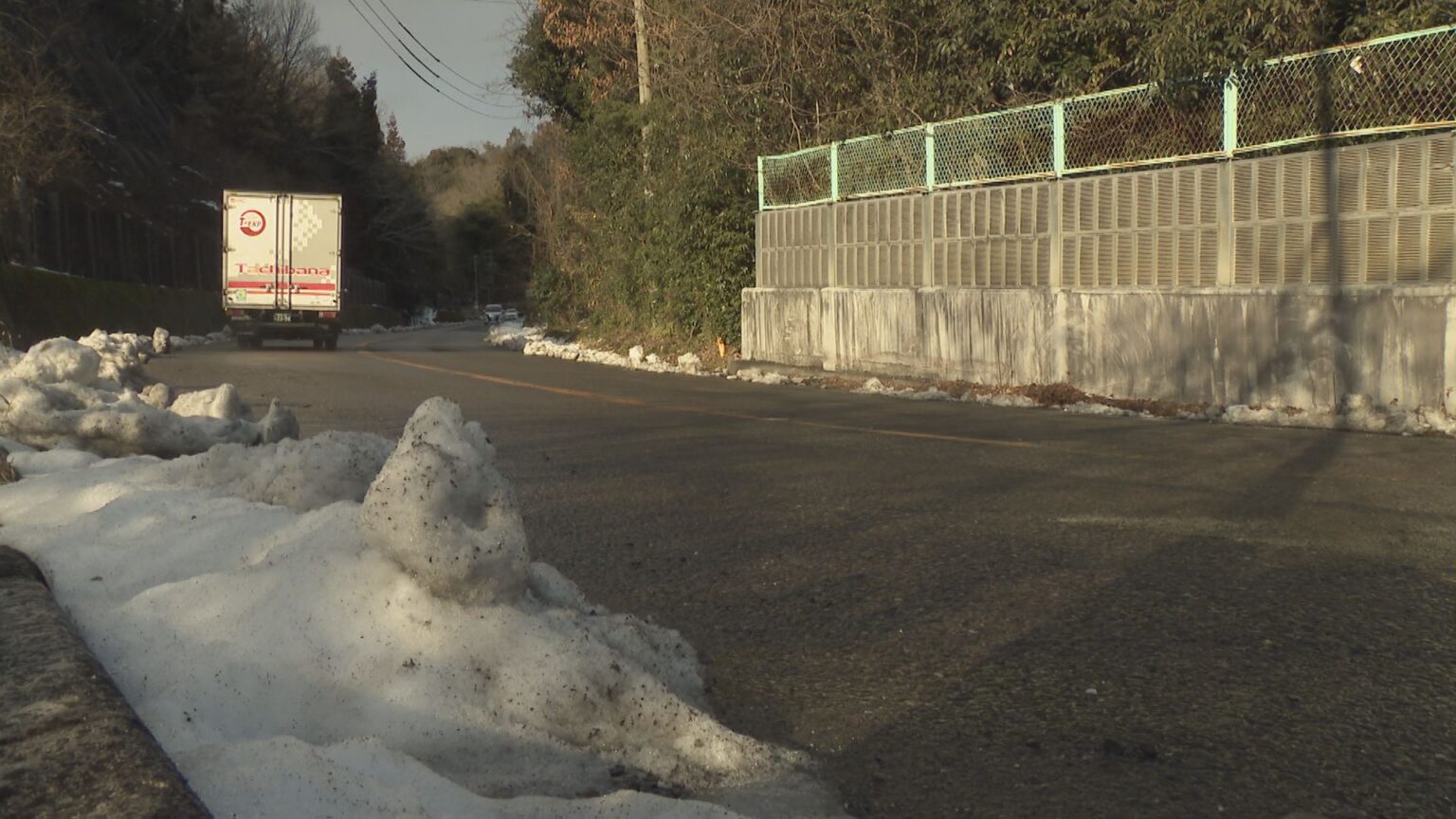 軽乗用車とスクールバスが衝突 路面凍結でスリップしたか 軽乗用車の24歳男性が顔を打ち軽いけが 岐阜・山県市（CBCテレビ） - Yahoo!ニュース
