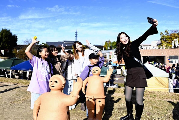 今城塚古墳で復元された埴輪と写真を撮る来場者
