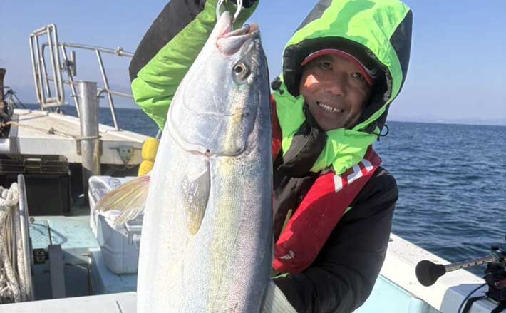 【沖釣り釣果速報】落とし込み釣りで8kg級大型ブリ浮上!5kg級ヒラメもヒット(大分・熊本) | TSURINEWS 【沖釣り釣果速報】落とし込み釣りで8kg級大型ブリ浮上!5kg級ヒラメもヒット(大分・熊本)