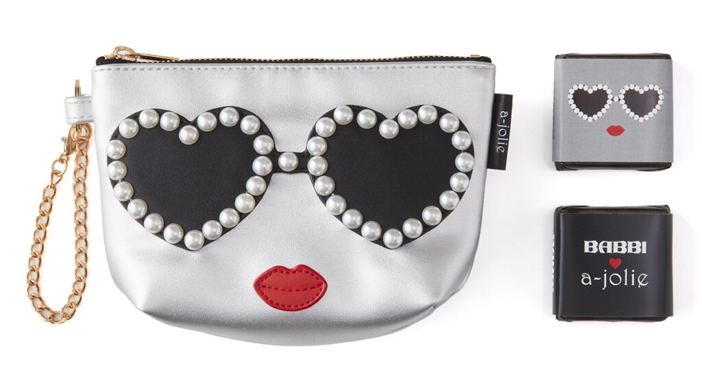 【2026年バレンタイン】イタリア発「バビ」と「アジョリー」がコラボ ポーチ付きセット&保冷バッグを発売 – WWDJAPAN 【2026年バレンタイン】イタリア発「バビ」と「アジョリー」がコラボ ポーチ付きセット&保冷バッグを発売 - WWDJAPAN