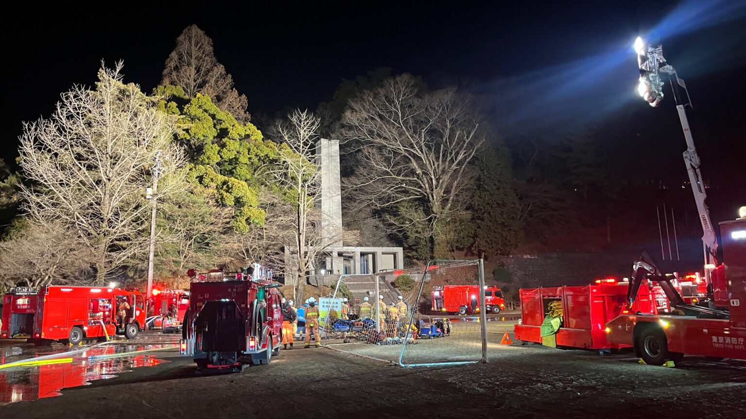 【速報】東京・青梅市で草木など燃える火事　焼失面積は約2000平方メートル　約1時間半後に「鎮圧」も鎮火のめど立たず　午前1時半現在（TBS NEWS DIG Powered by JNN）