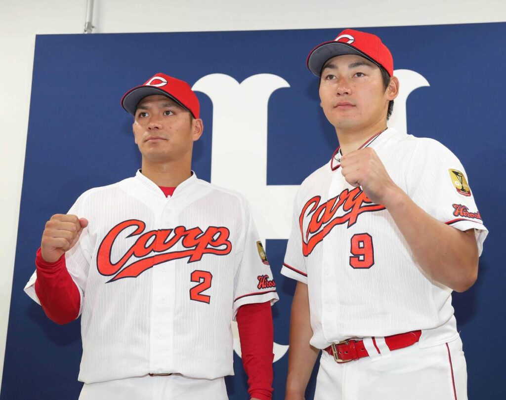 笑顔でポーズをとる田中（左）と丸