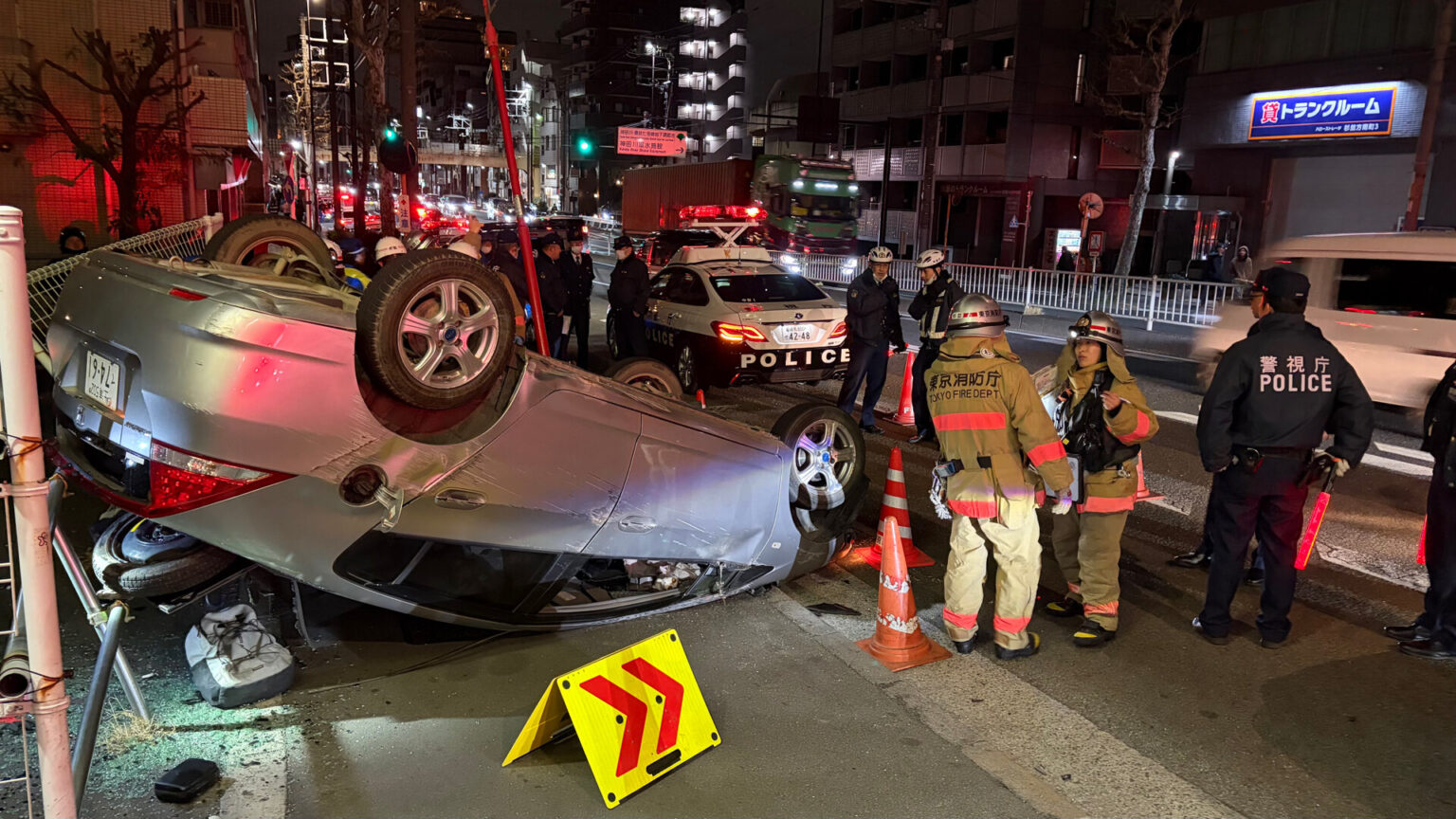 【速報】パトカーが追跡した乗用車が別の車に追突し横転…車に乗っていた2人は逃走　警視庁が行方追う　東京・杉並区（TBS NEWS DIG Powered by JNN）