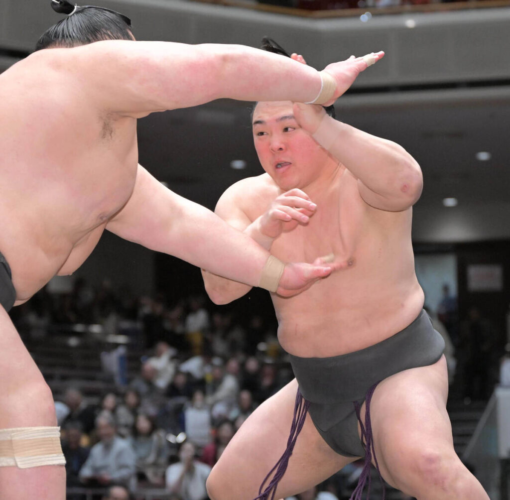 栃丸（左）と突き合う炎鵬。渡し込みで破り全勝を守った（カメラ・今西　淳）