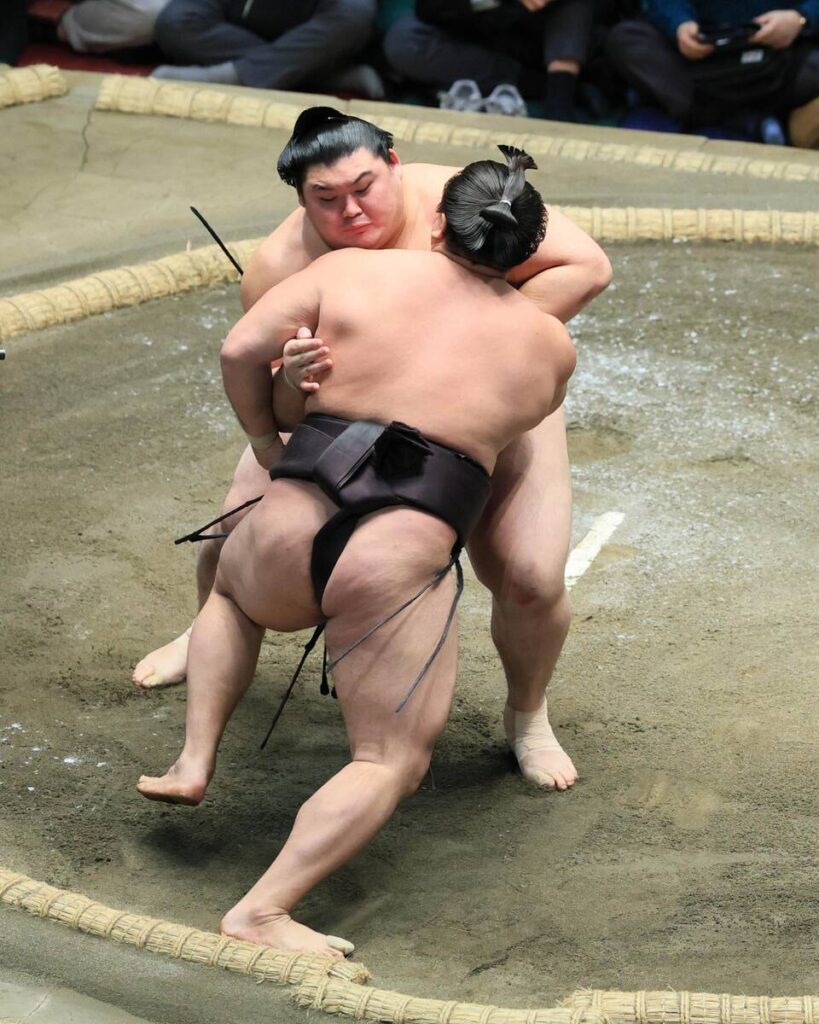 大の里（奥）が寄り切りで霧島を下した（カメラ・安藤　篤志）　