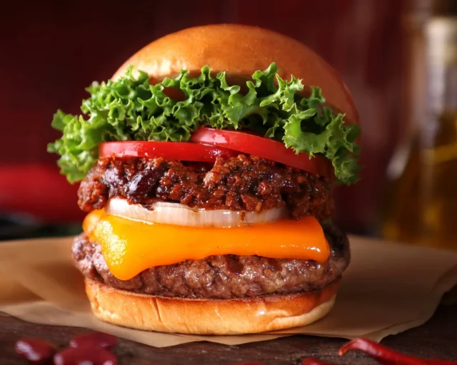 濃厚なチーズとチリミートソースが特徴のチリ厚切りチェダーチーズバーガー