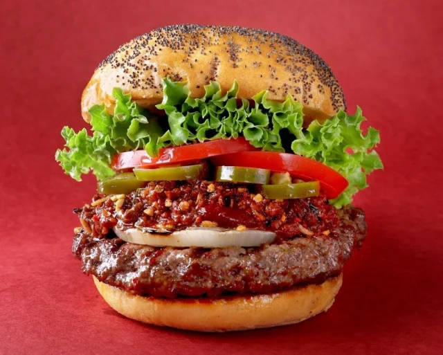 ハラペーニョとチリミートソースが食欲をそそるチリハラペーニョバーガー