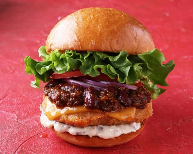 サクサクのフライドチキンと旨辛チリソースの新作チリチキンバーガー