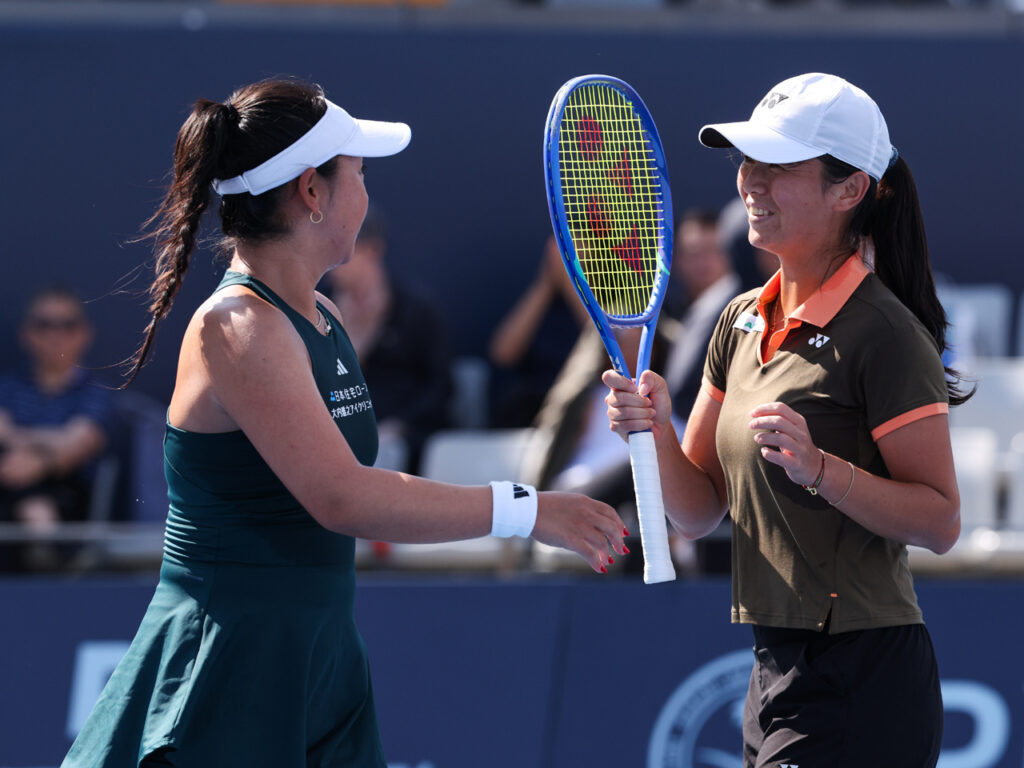 穂積絵莉／ウー・ファンシエンがグランドスラム大会デビュー戦で第11シードのロシアペアを倒す番狂わせ [オーストラリアン・オープン／テニス]（テニスマガジンONLINE） - Yahoo!ニュース