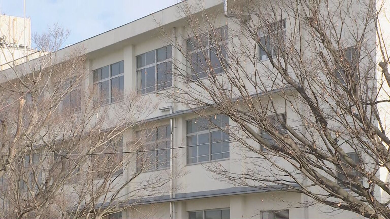 【速報】「異臭がする」藤沢市の県立高校で3階のトイレから異臭　男子生徒ら9人が体調不良訴え病院に搬送　全員搬送時に意識があり軽症とみられる　藤沢市（TBS NEWS DIG Powered by JNN）