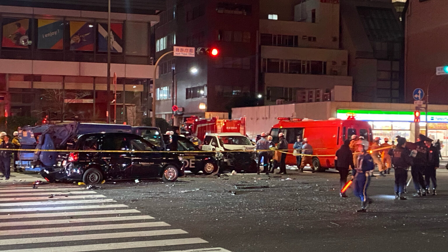 【速報】「何台かの車にぶつかりながら2回転くらいした…」東京・赤坂の交差点で車6台の事故・6人搬送　タクシーの乗客1人が意識不明　“信号無視が原因”との情報も（TBS NEWS DIG Powered by JNN）