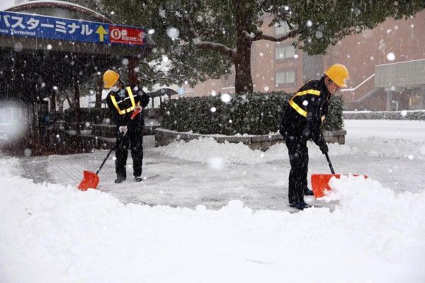 ＪＲ鳥取駅前で除雪をする作業員（２２日午前１０時２０分、鳥取市で）