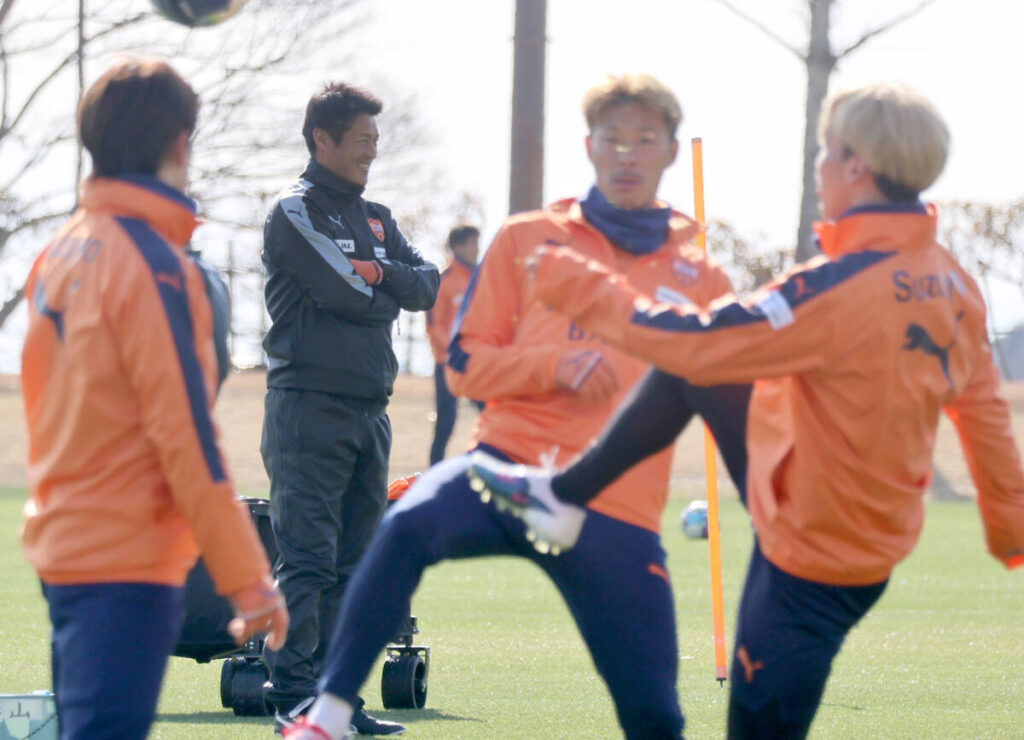 笑顔で練習を見守る清水の吉田孝行監督（左から２人目）（カメラ・伊藤　明日香）