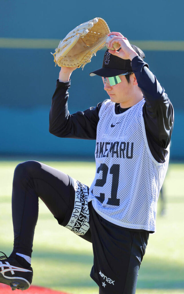 Ｇタウンでキャッチボールする竹丸和幸（カメラ・上村　尚平）