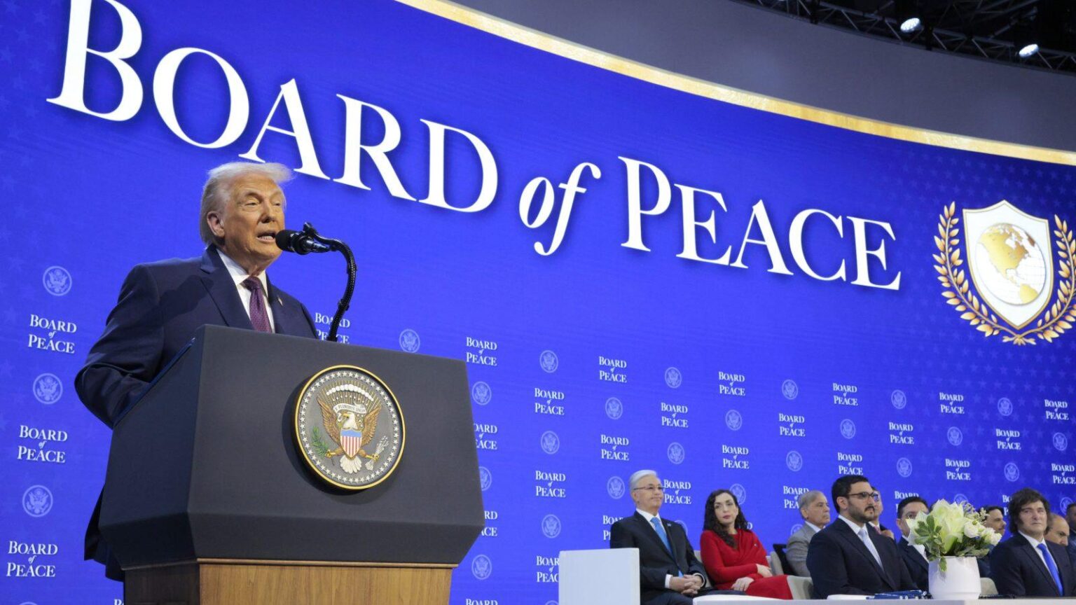 「腐りかけた茶番だ」 ダボス会議のトランプの奇行を、英紙が特大のブリティッシュ・ユーモアで皮肉る（クーリエ・ジャポン） - Yahoo!ニュース