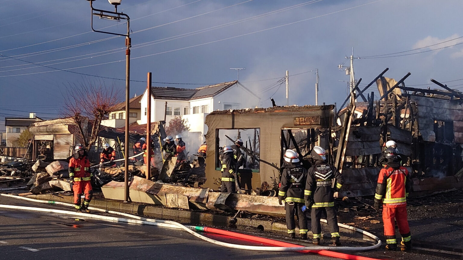 茨城県ひたちなか市のバイク店で火事　男性1人が病院搬送　隣接する飲食店にも延焼し2棟全焼　茨城県警（TBS NEWS DIG Powered by JNN）