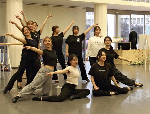 公演に向けて稽古に励む学生（大阪府茨木市の梅花女子大で）