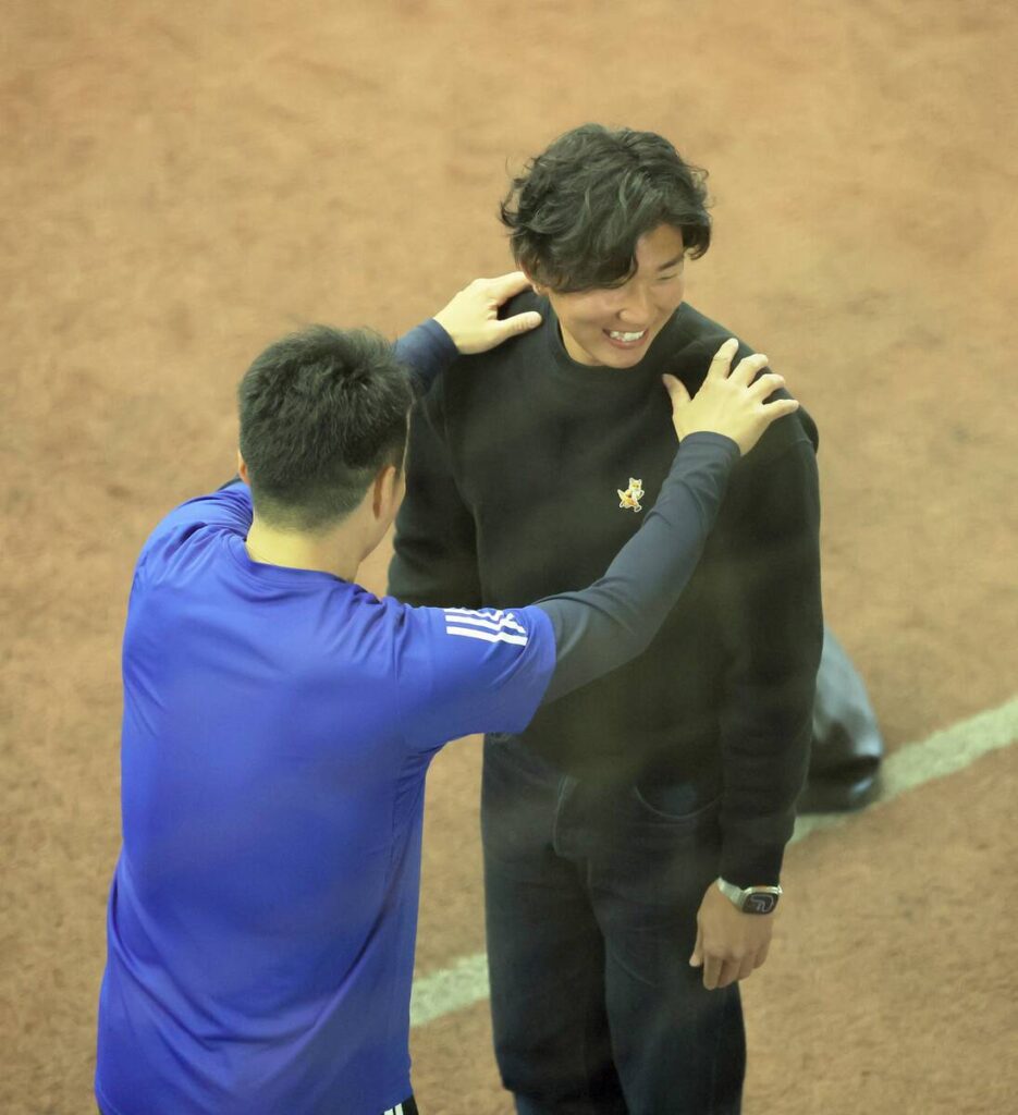 巨人に加入した則本昂大（左）と人的補償で楽天へ移籍する田中千晴は言葉を交わし笑顔を見せる（カメラ・山崎　賢人）