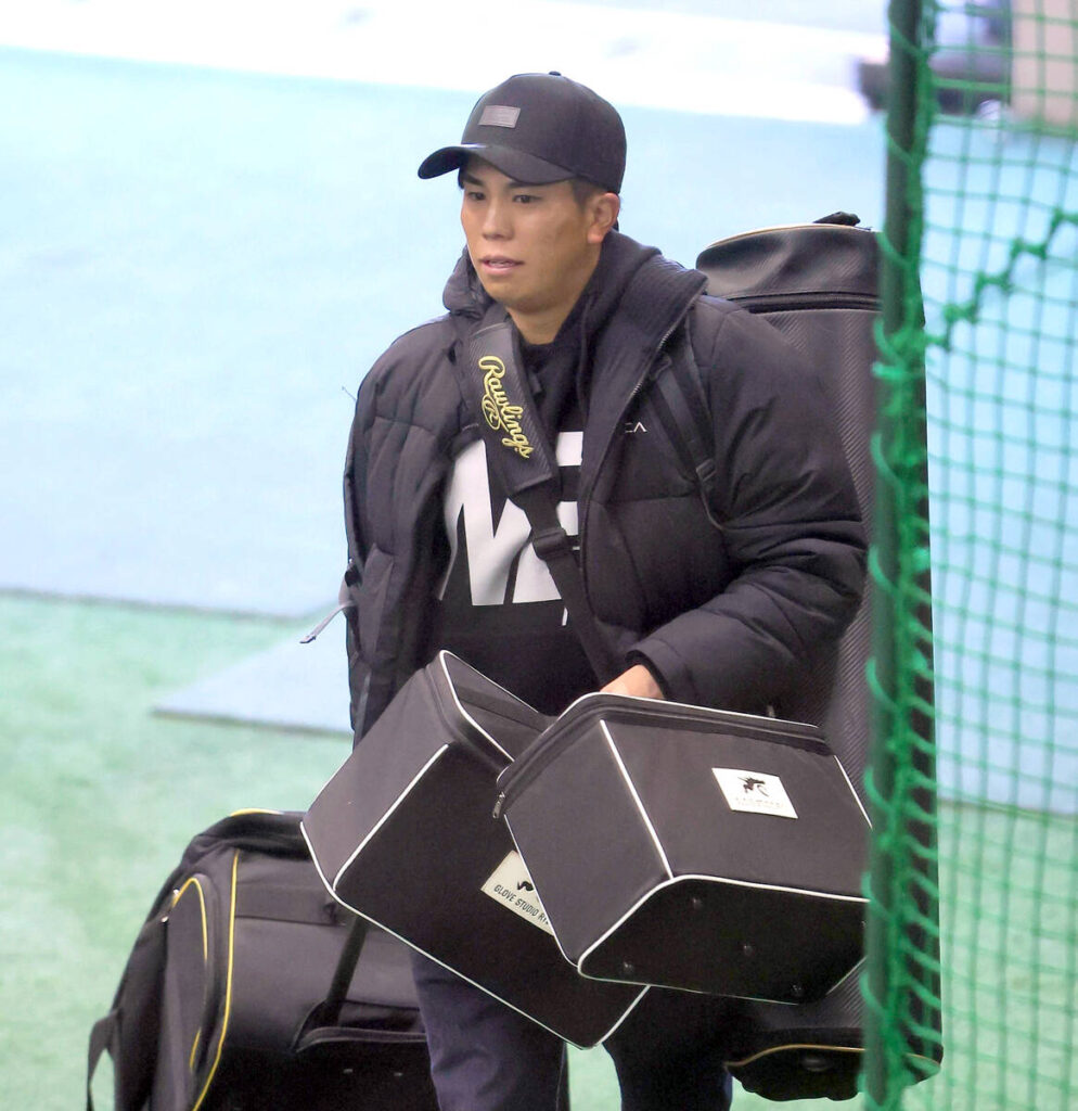 多くの荷物を持って球場に入った門脇誠（カメラ・山崎　賢人）