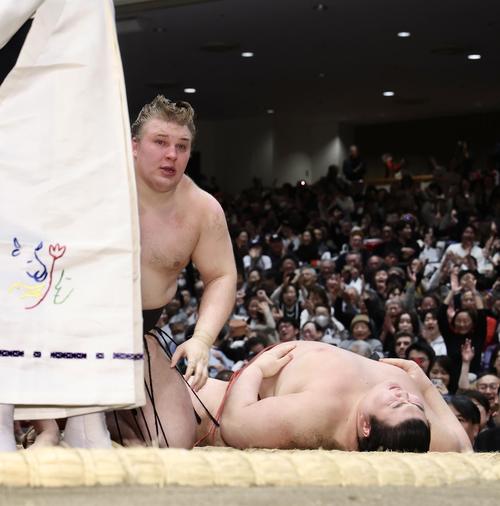 優勝決定戦で、熱海富士（右）を首投げで破り幕内優勝を決める安青錦（撮影・河田真司）