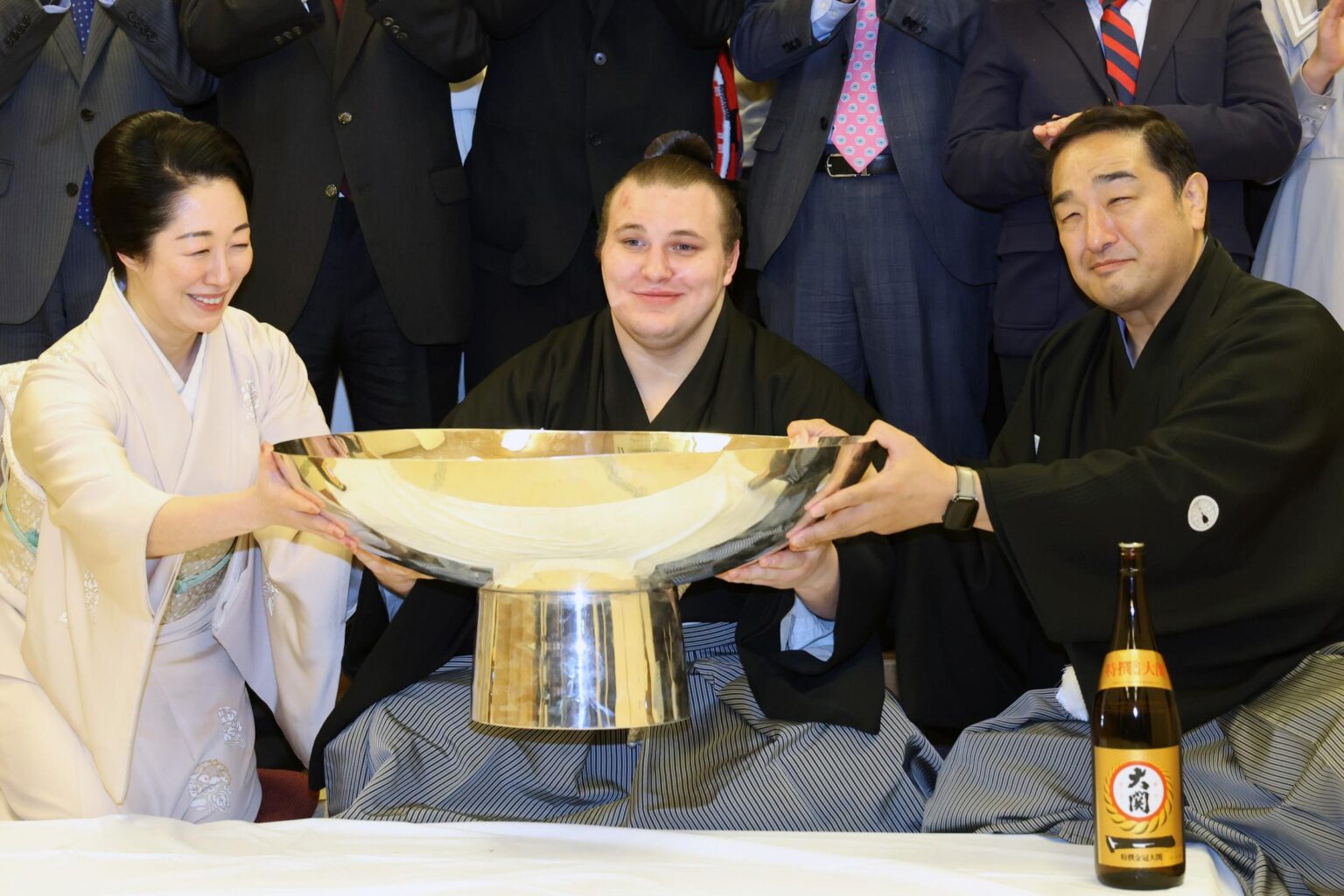 大相撲 安青錦からにじんだ師弟関係 誇らしげな安治川親方＆優しい笑みの女将さん「すごく優しそう」「母のような存在なのかも」 - Yahoo!ニュース