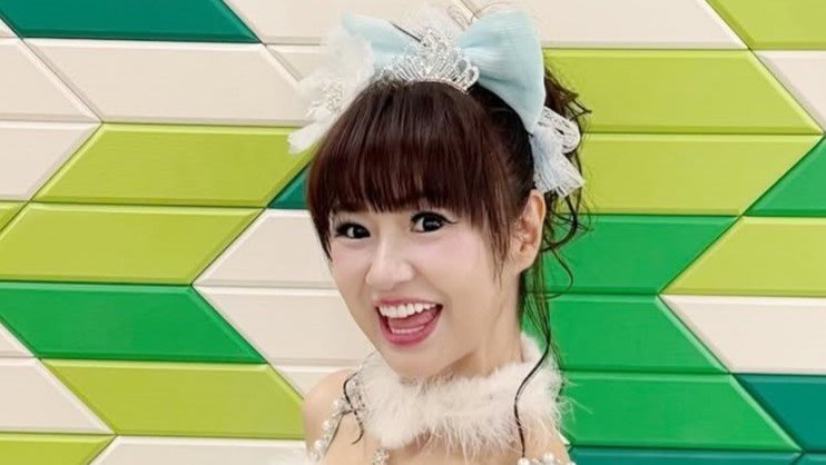 「どちらのお嬢様?」かつみ♥さゆりの♥さゆり（56） ゆるふわロングヘアに激変!オフショル×ミニスカで美脚を大胆披露しファン歓喜「天使降臨」（めざましmedia） - Yahoo!ニュース