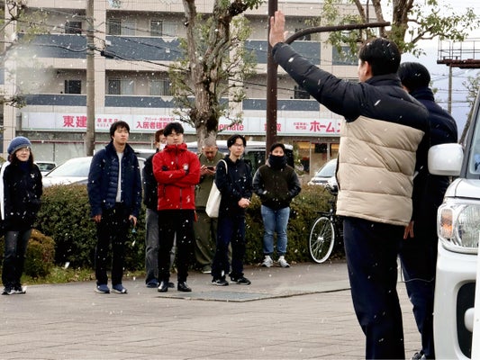 雪が降る中、街頭演説をする立候補予定者ら（滋賀県内で）