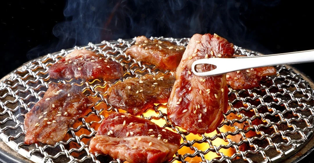 網で焼かれる焼肉の様子
