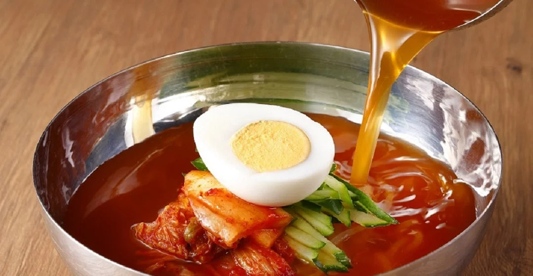 和民の盛岡冷麺にスープを注ぐ様子