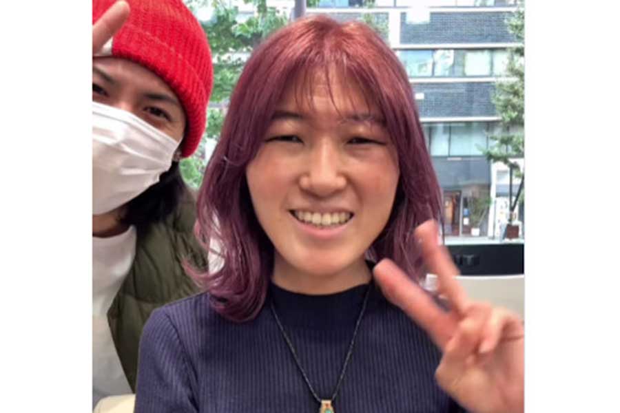 仕上がりに思わず笑みがこぼれる女性（スクリーンショット）