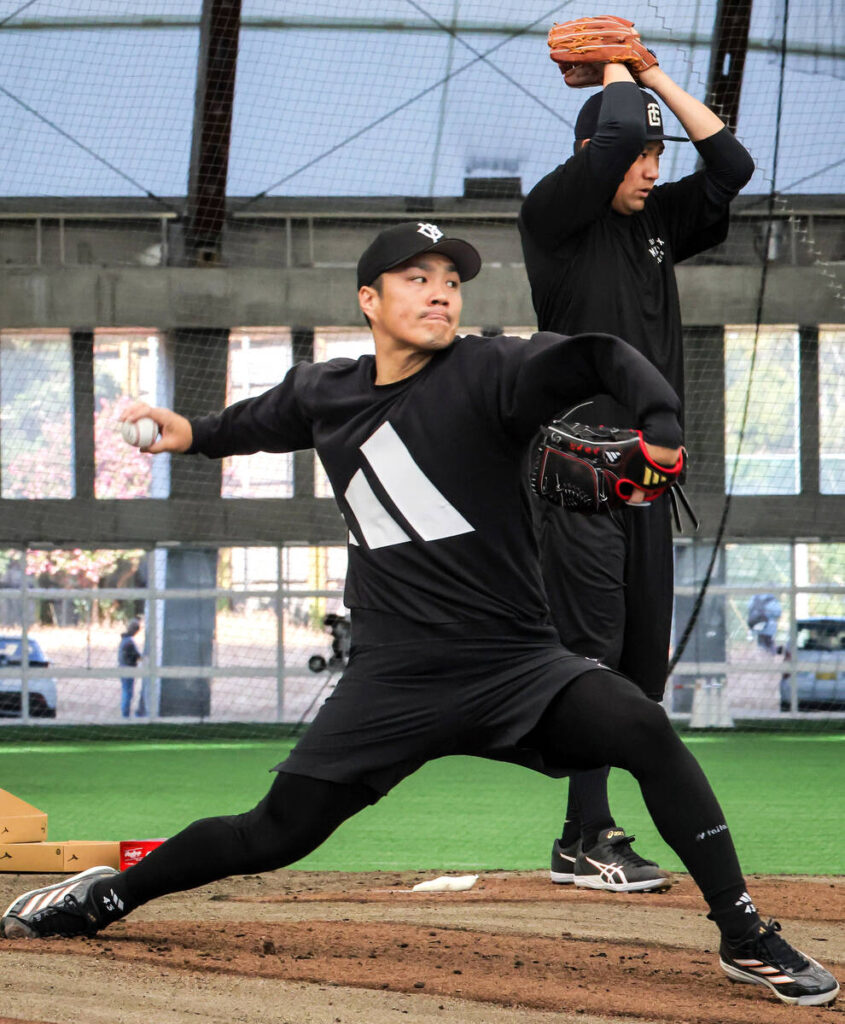 【巨人】先発ライバルの則本昂大、田中将大がブルペンで並んで投球 則本は2日連続でブルペン投球 – スポーツ報知 ブルペンで並んで投げる田中将大と則本昂大(カメラ・小林 泰斗)