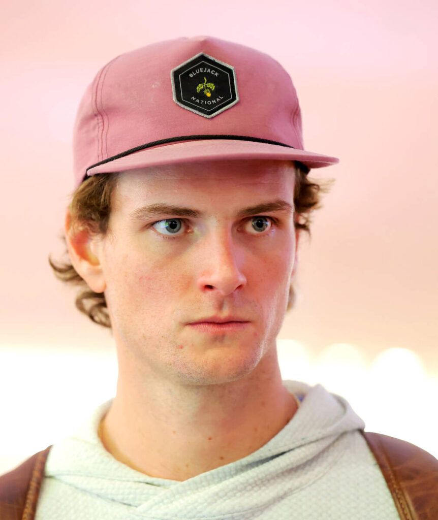 来日し取材に応じるウィットリー(カメラ中島　傑)