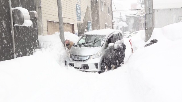 「もう異常です…」屋根雪落下で高齢夫婦が一時閉じ込めも 一時積雪167センチの青森市は除雪追いつかず生活が混乱 - Yahoo!ニュース