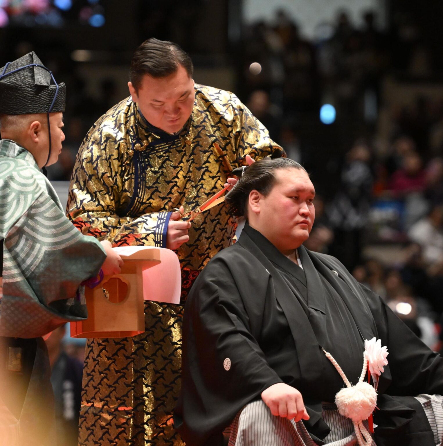 照ノ富士断髪式 先輩横綱・白鵬氏が１０年ぶり金色モンゴル民族衣装で登場 はさみ入れた後、肩に手をやりねぎらう「お疲れ様。頑張ってください、と」 かつては確執報道も（デイリースポーツ） - Yahoo!ニュース