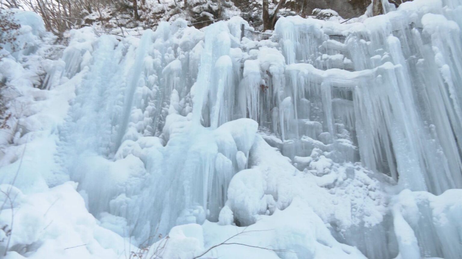 厳寒の北アルプスふもとに「氷の渓谷」…全長200メートルにわたる“青白く神秘的な氷柱”に注目 岐阜・高山市　（CBCテレビ） - Yahoo!ニュース