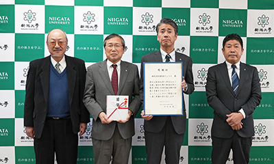 株式会社新潟ケンベイ様からの寄附金受贈式を行いました | トピックス | ニュース 株式会社新潟ケンベイ様からの寄附金受贈式を行いました | トピックス | ニュース