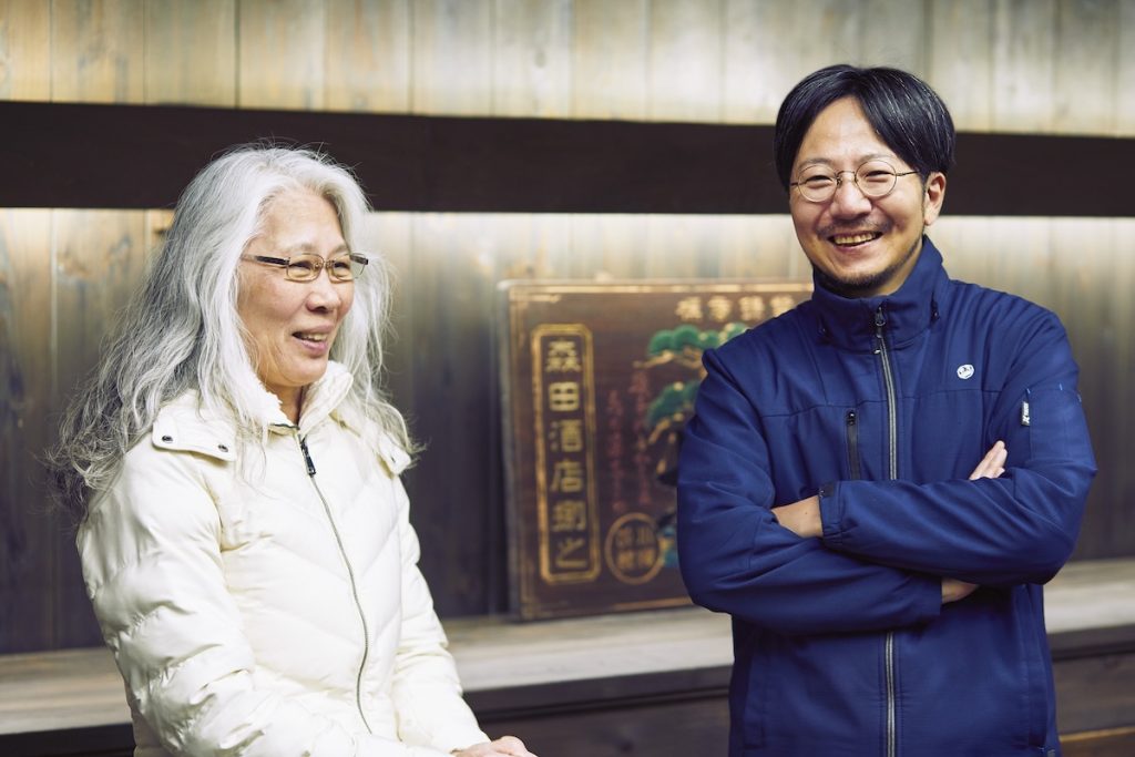 （右）小澤幹夫／小澤酒造社長<br />
（左）鶴見和子／「フロマージュ・デュ・テロワール」代表、チーズ職人