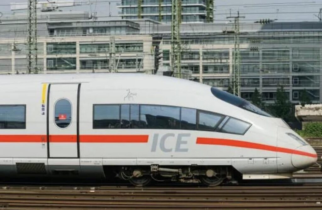 「合法的な」移民として、ICE がこのクールな列車を意味する国に来られたことに感謝します。