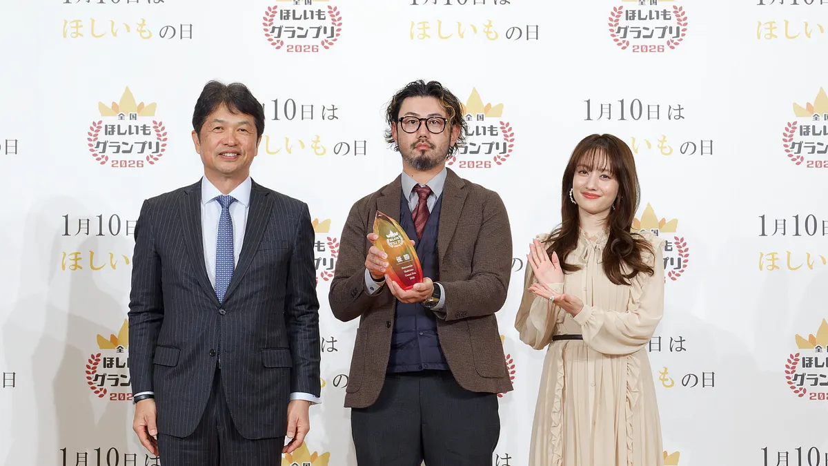 茨城県で1月10日に開催された「全国ほしいもグランプリ2026」にて、ひたちなか市の株式会社オオスガファームがグランプリを受賞し、ゲストの谷まりあさんと安井友梨さんが干し芋の魅力を熱く語った 。（写真/「全国ほしいもグランプリ2026」PR事務局提供）