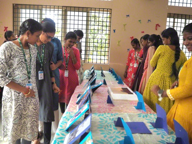 式典終了後にテープカットが行われた、池田先生の生涯を紹介する展示。学生らがじっくりと見学した