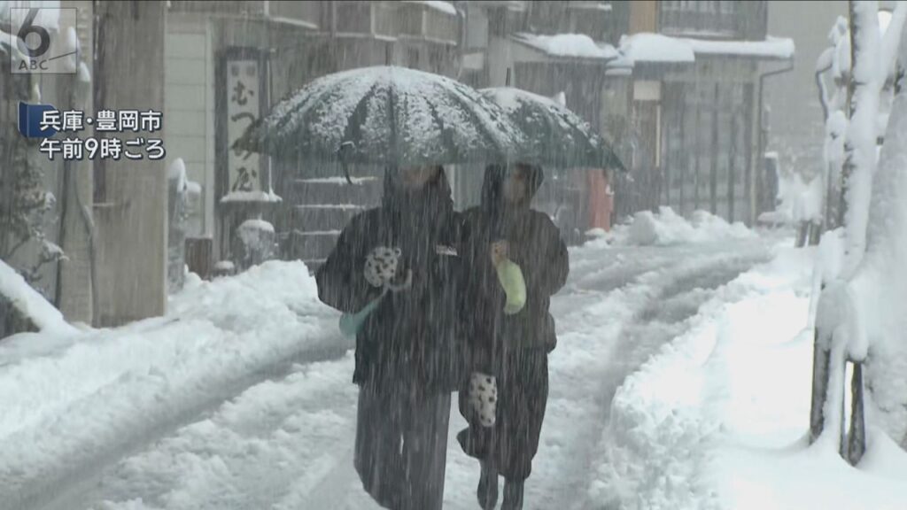 滋賀県に「顕著な大雪に関する気象情報」　近畿で２年ぶり　「さしている傘がすぐ真っ白に」大雪の米原駅前と兵庫・城崎温泉から報告