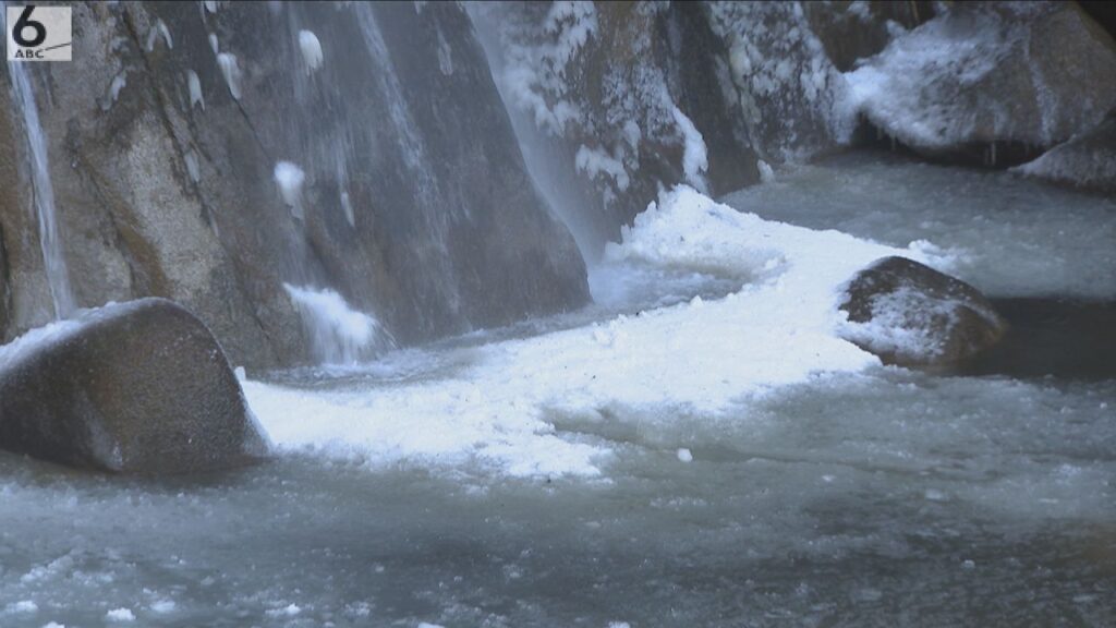 連日の寒波の影響で景色が一変 「那智の滝」滝つぼ凍る 和歌山・那智勝浦町 連日の寒波の影響で景色が一変 「那智の滝」滝つぼ凍る 和歌山・那智勝浦町