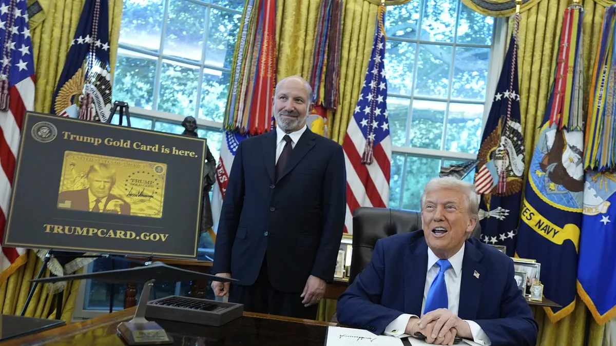 ドナルド・トランプ米大統領とハワード・ラトニック商務長官が、ビザの早期入国審査プログラム「トランプ・ゴールドカード」を紹介する様子。（写真/AP通信提供）