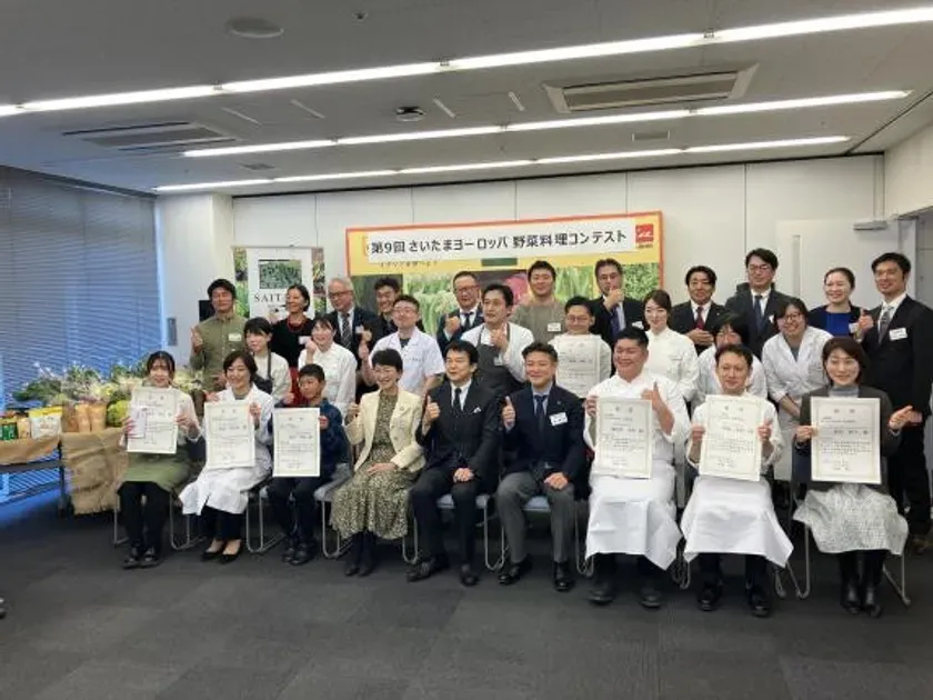 コンテストの受賞者と関係者たちが集まって記念撮影をしている様子