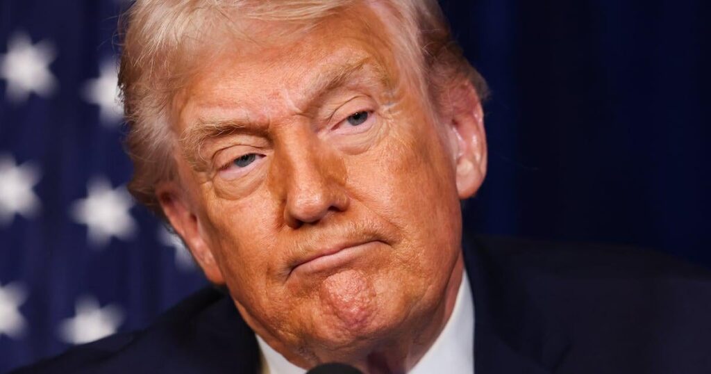 79歳のトランプ大統領、ついに着圧ソックスを履いて体調を隠すために化粧をしていることを認める