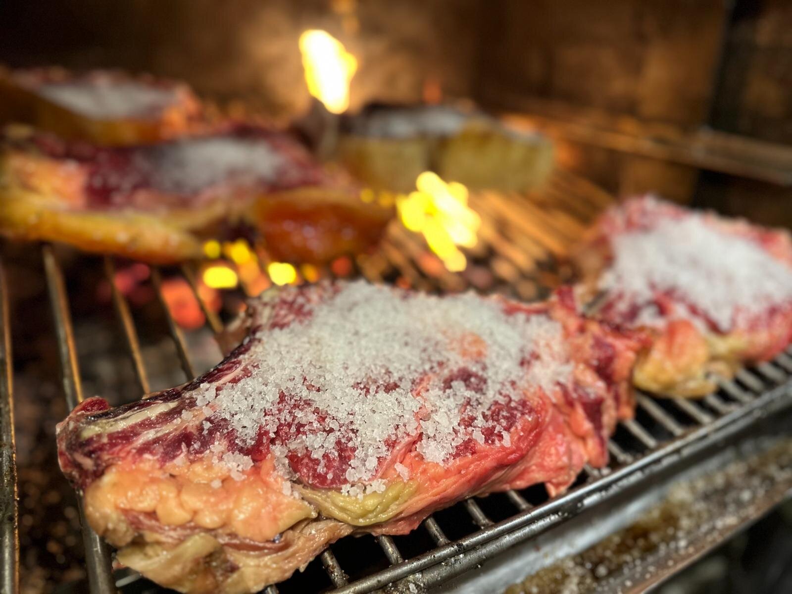 スペインの骨付きステーキ名店「カサフリアン」東京・南青山に日本初上陸、厚切り肉「チュレタ」など｜写真3