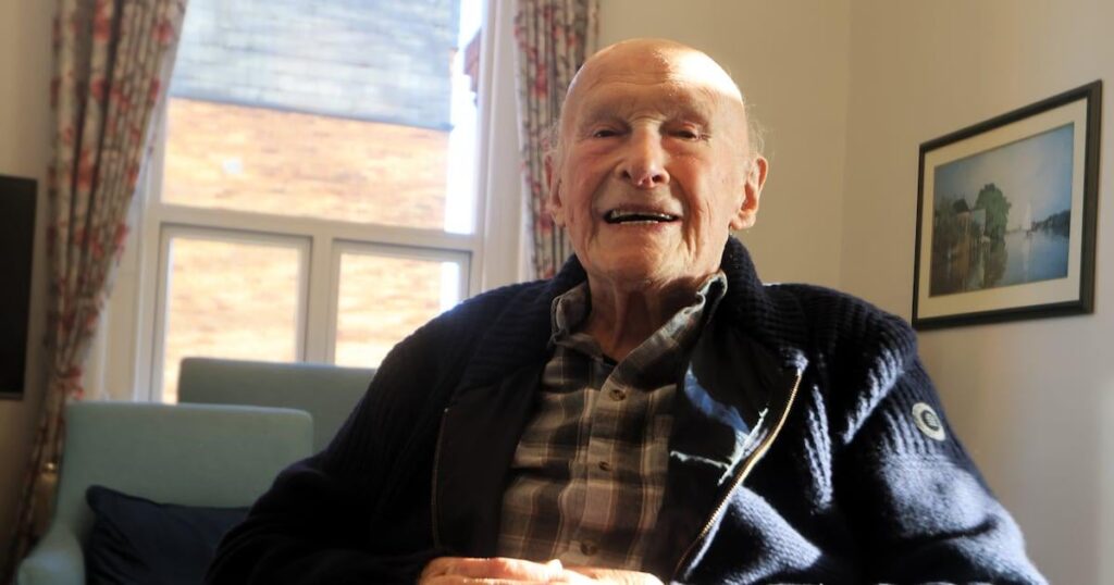 ホロコースト生存者、宝石商、卓球マエストロ：アイルランド最高齢の男性が107歳で死去