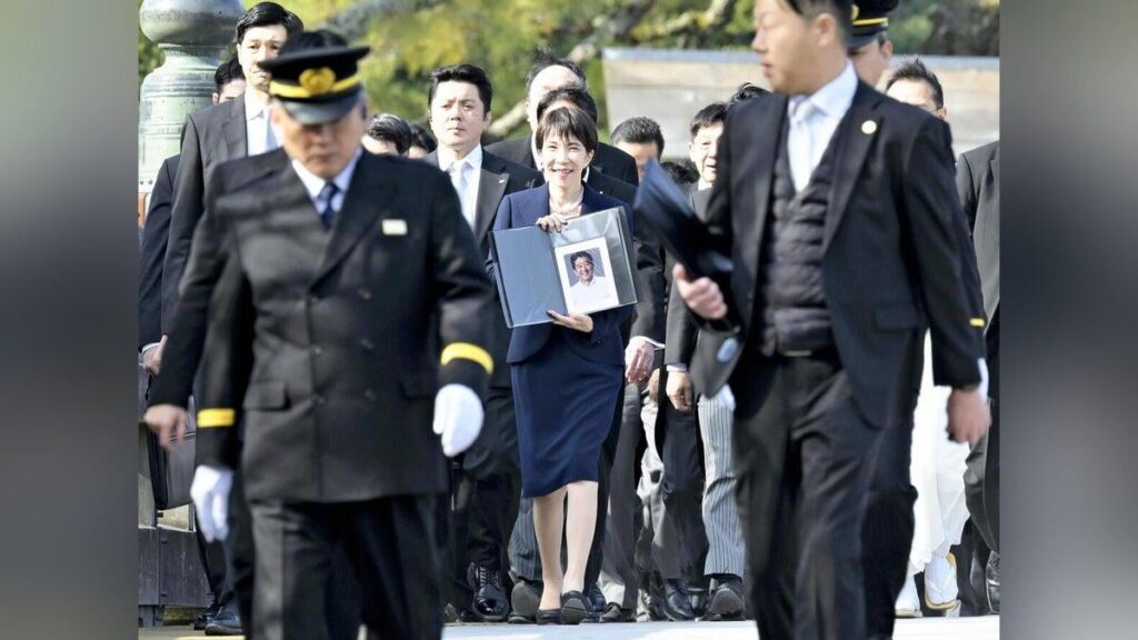 高市首相、安倍晋三・元首相の遺影手に伊勢神宮参拝…かつて同行「再び一緒に来られましたよ」―「橋の上で（写真を）広げて両岸を見ていただいた」