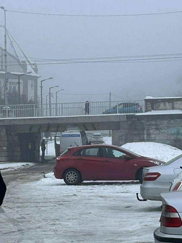 セゲドでは、警察の短距離走者が高さ制限2.5メートルの橋の下で立ち往生。