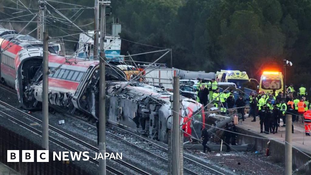 スペイン高速鉄道の列車が別の列車と衝突、少なくとも39人死亡 – BBC スペイン高速鉄道の列車が別の列車と衝突、少なくとも39人死亡 - BBC